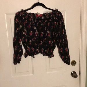 Elastic and lace crop top